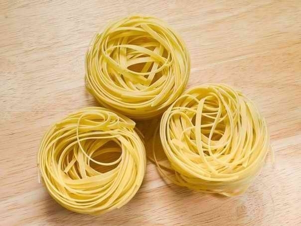 Паста тальятелле с соусом из курицы и грибов. Паста тальятелле с соусом из курицы и грибов.