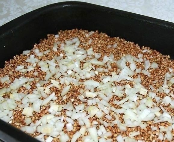 Курица, запеченная с гречкой. Курица, запеченная с гречкой.