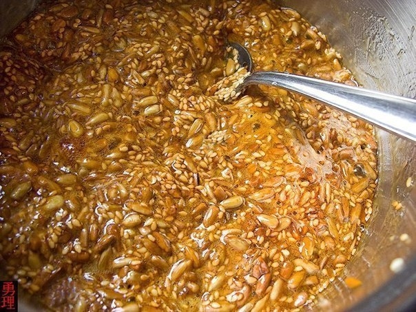 Козинаки с семечками и кунжутом. Козинаки с семечками и кунжутом.