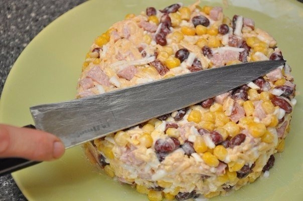 Салат с чесночными сухариками. Салат с чесночными сухариками.