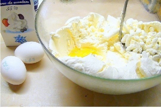 Воздушная творожная запеканка с черносливом и яблоками Воздушная творожная запеканка с черносливом и яблоками