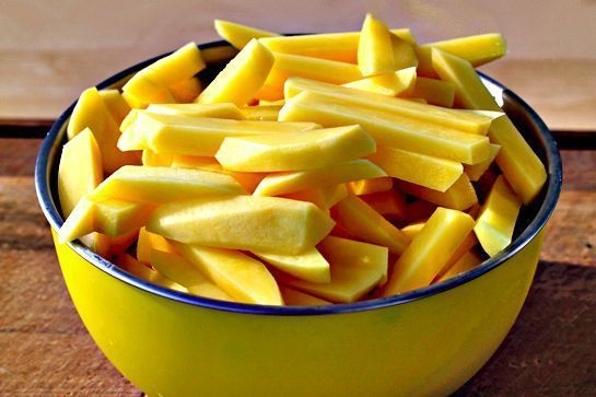 Ароматный картофель фри, запеченный в духовке Ароматный картофель фри, запеченный в духовке