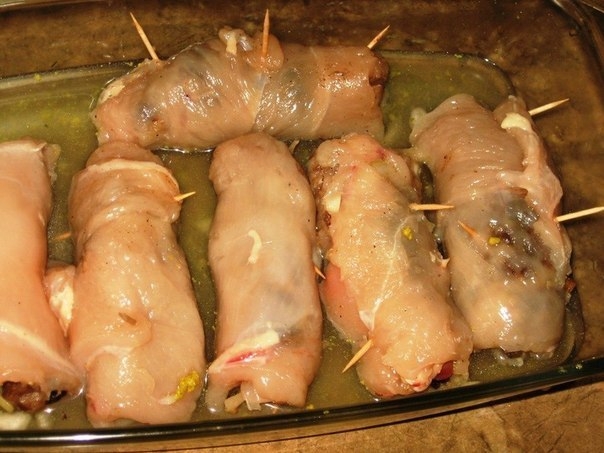 Куриные рулеты с черносливом и печенью Куриные рулеты с черносливом и печенью