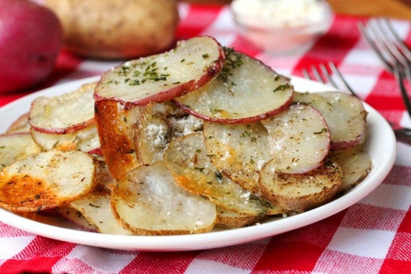 Запеченный картофель с зеленью и специями Запеченный картофель с зеленью и специями