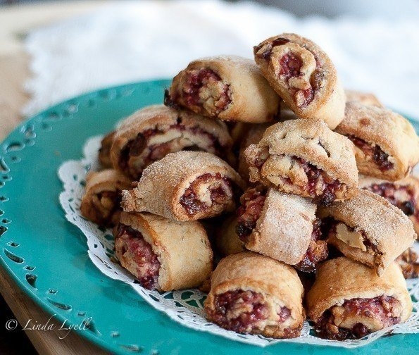 Булочки к чаю с орехами и малиновым вареньем