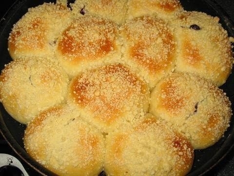 Булочки с наполнителем и посыпкой Булочки с наполнителем и посыпкой