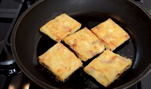 Жареный лаваш с колбасой и сыром. Жареный лаваш с колбасой и сыром.