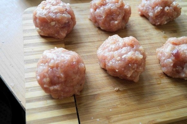 Соленые клубочки с мясным фаршем под сыром Соленые клубочки с мясным фаршем под сыром