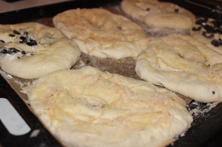 Лепешки с сыром и маслинами Лепешки с сыром и маслинами