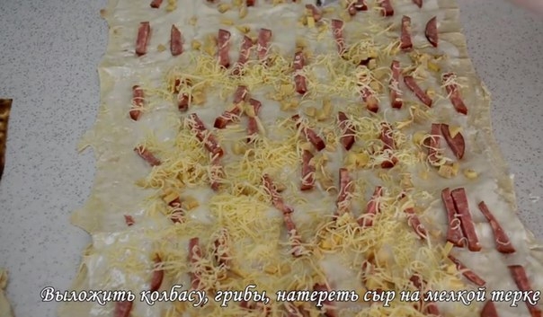 Жареный лаваш с колбасой и сыром. Жареный лаваш с колбасой и сыром.