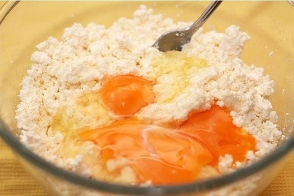 Сырники с манкой и изюмом Сырники с манкой и изюмом