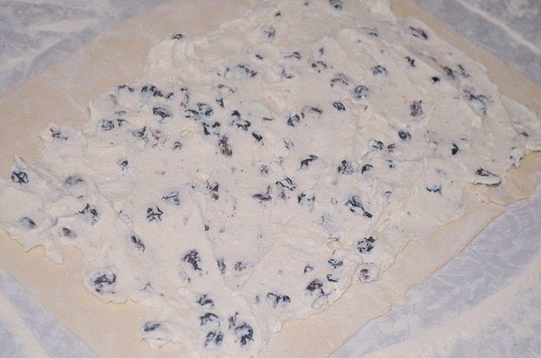 Слоенки с творожной начинкой и изюмом Слоенки с творожной начинкой и изюмом