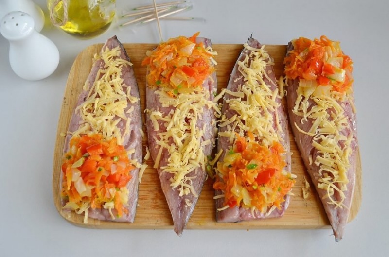 Рулетики из скумбрии с сыром и овощами Рулетики из скумбрии с сыром и овощами