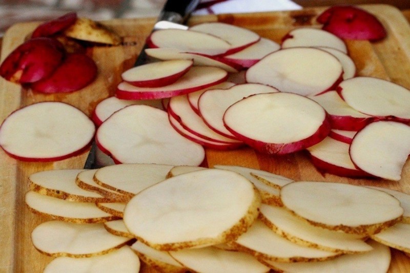 Запеченный картофель с зеленью и специями Запеченный картофель с зеленью и специями