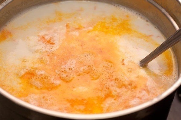 Сырный суп с морковью и креветками