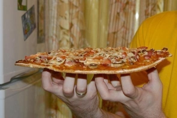 Пицца на тонкой основе