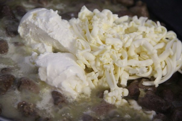 Куриные сердечки в сырном соусе Куриные сердечки в сырном соусе