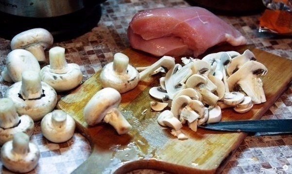 Курица с грибами в сливочном соусе. Курица с грибами в сливочном соусе.