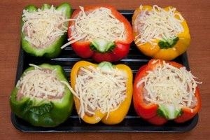 Лодочки из перца, фаршированные куриным филе Лодочки из перца, фаршированные куриным филе