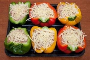 Лодочки из перца, фаршированные куриным филе