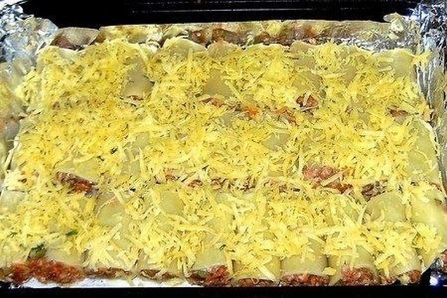 Фаршированные каннеллони, запеченные с сыром . Фаршированные каннеллони, запеченные с сыром .