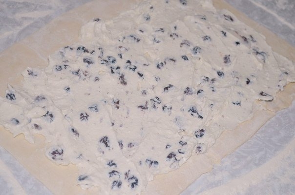 Слоёные булочки с творожной начинкой и изюмом Слоёные булочки с творожной начинкой и изюмом