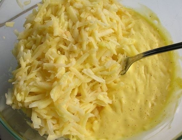 Запеканка из тертого картофеля с сыром и чесноком