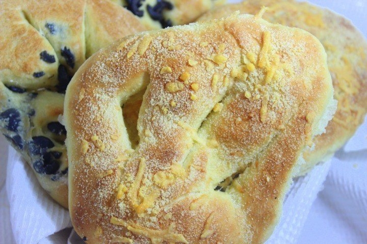 Лепешки с сыром и маслинами Лепешки с сыром и маслинами