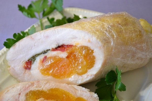 Куриные колбаски-рулетики с курагой. Куриные колбаски-рулетики с курагой.