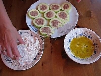 Кабачки с мясом в кляре.