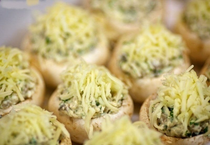 Шампиньоны с курицей и сыром Шампиньоны с курицей и сыром