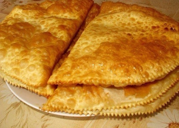 Чебуреки на кефире с картошечкой и сыром Чебуреки на кефире с картошечкой и сыром
