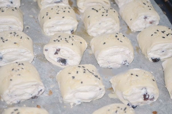Слоенки с творожной начинкой и изюмом Слоенки с творожной начинкой и изюмом