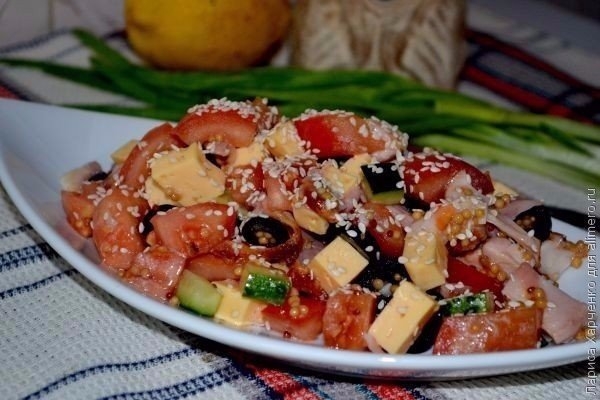 Салат с курицей, овощами и кунжутом Салат с курицей, овощами и кунжутом