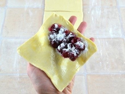 Слойки из готового слоеного теста с начинкой из замороженной вишни Слойки из готового слоеного теста с начинкой из замороженной вишни