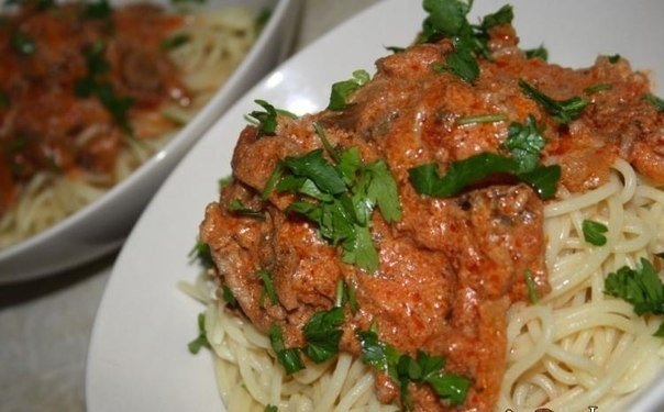 Спагетти с грибами и мясным соусом