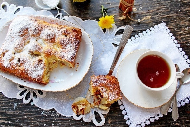 Творожный пирог с грушами и орехами