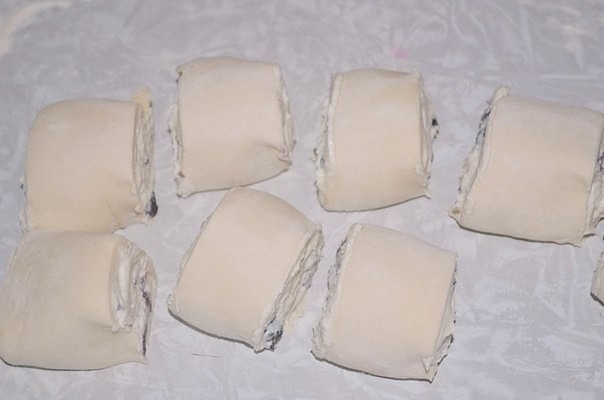Слоенки с творожной начинкой и изюмом Слоенки с творожной начинкой и изюмом