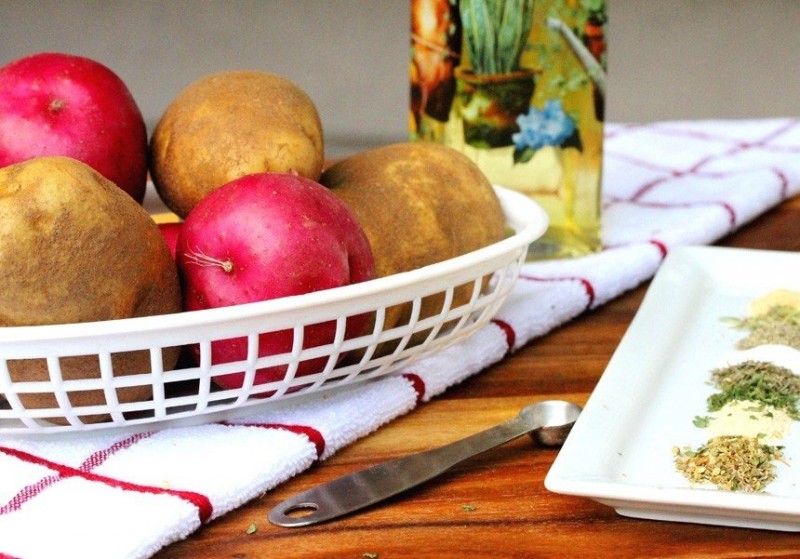 Запеченный картофель с зеленью и специями Запеченный картофель с зеленью и специями