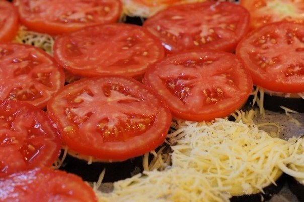 Баклажаны кружочками в духовке с сыром и помидорами. Баклажаны кружочками в духовке с сыром и помидорами.