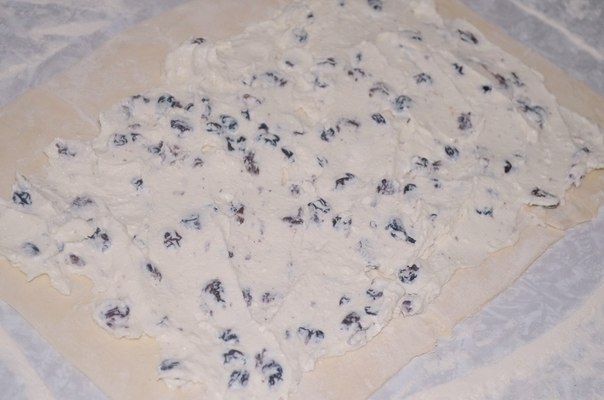 Слоенки с творожной начинкой и изюмом Слоенки с творожной начинкой и изюмом