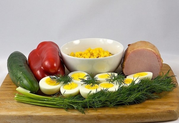Салат с яйцом и ветчиной.