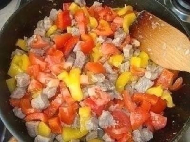 Открытый мясной пирог с картофельным тестом Открытый мясной пирог с картофельным тестом