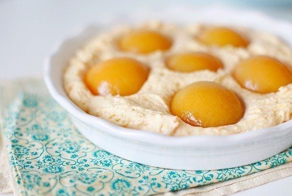 Творожный пирог с персиками и джемом