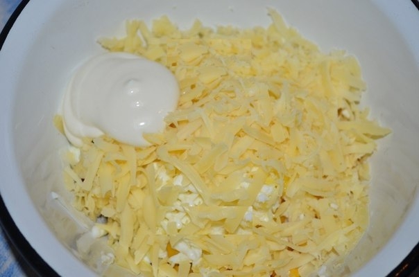 Салат с фасолью, сыром и сухариками Салат с фасолью, сыром и сухариками