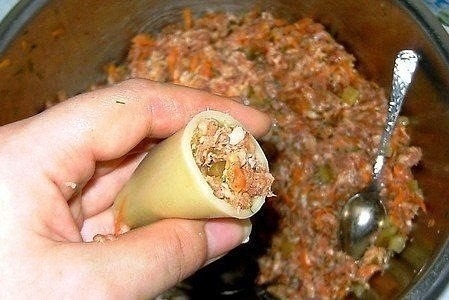 Фаршированные каннеллони, запеченные с сыром. Фаршированные каннеллони, запеченные с сыром.