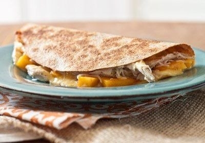 Кесадилья с персиком, курицей и сыром Гауда Кесадилья с персиком, курицей и сыром Гауда