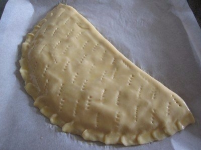 Пирог с творогом, сыром и салями («кальцоне»)