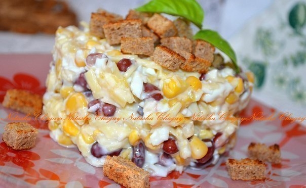 Салат с фасолью, сыром и сухариками Салат с фасолью, сыром и сухариками