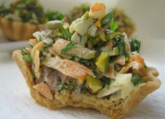Корзиночки с мясным салатом Корзиночки с мясным салатом